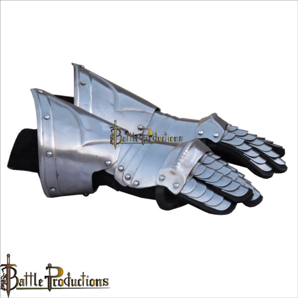 Medieval Articulated Knight Gauntlets (BPGS2408) - Image 3