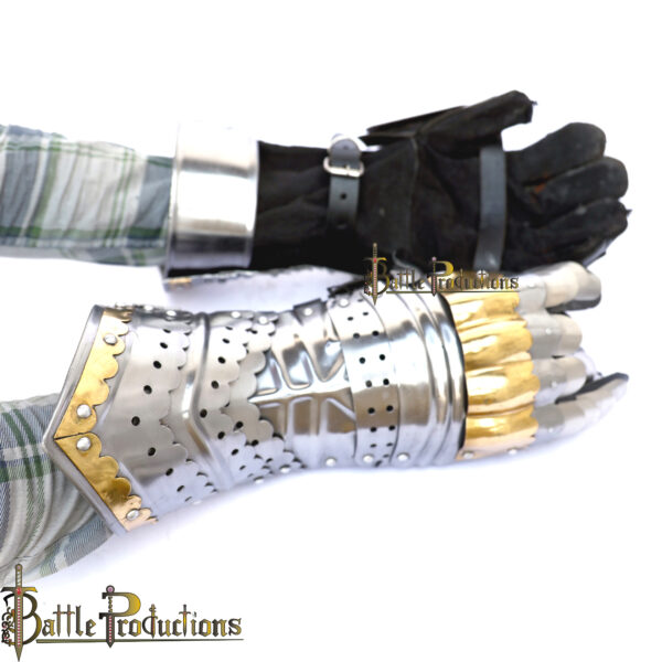 Medieval Fantasy Articulated Brass Accent Gauntlets (BPGS2401) - Image 4